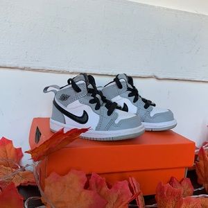 Jordan 1 Mid Light Smoke Infant
